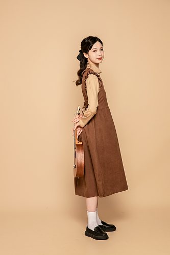 秋季棕色连衣裙氛围女性人物摄影图片