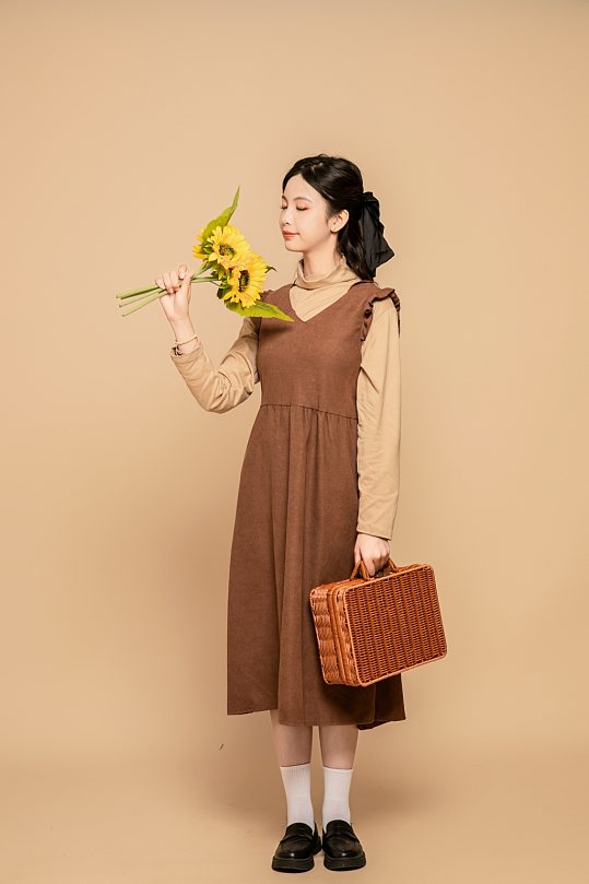 秋季棕色连衣裙氛围女性旅游人物摄影图片-众图网