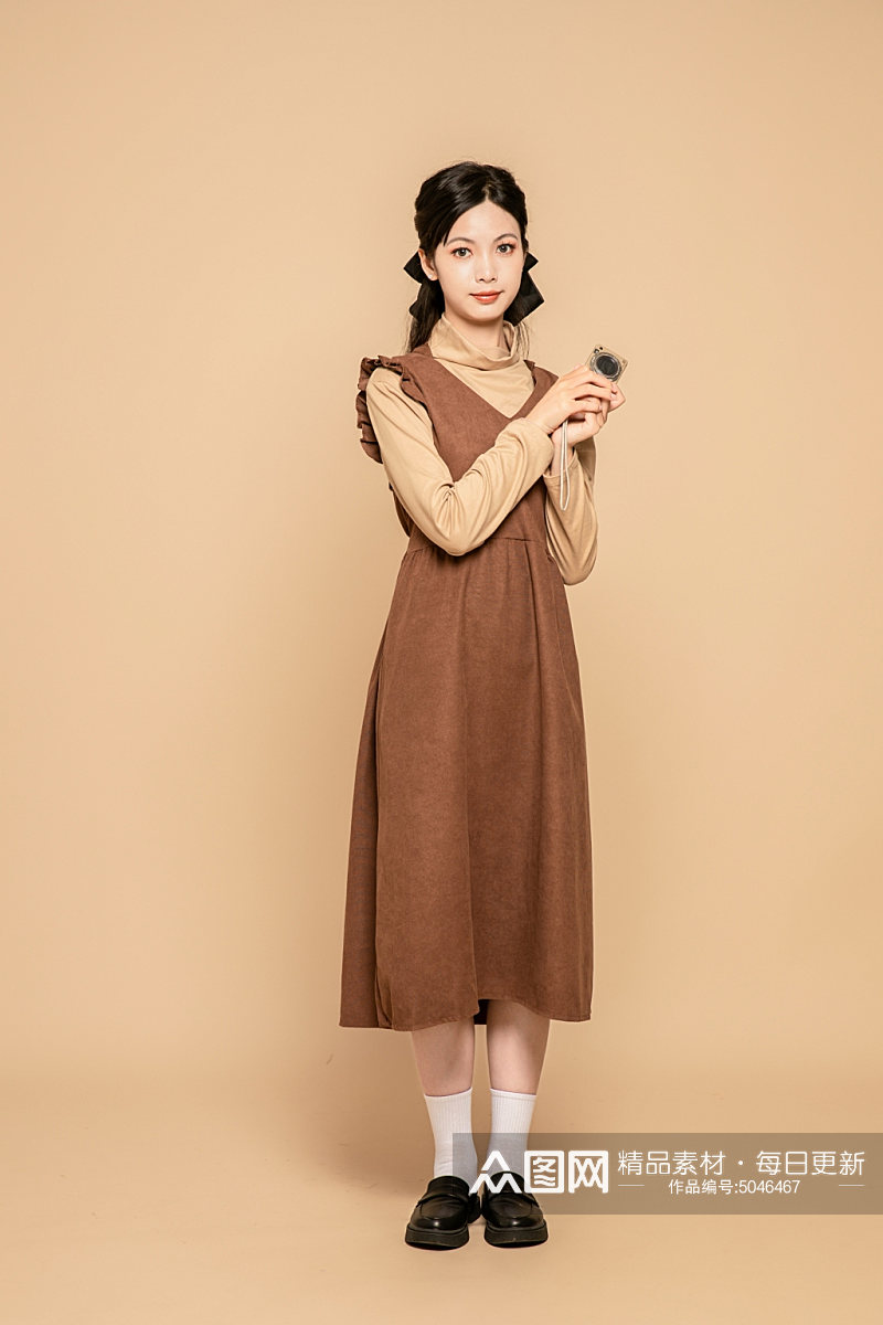 秋季棕色连衣裙氛围女性人物摄影图片素材