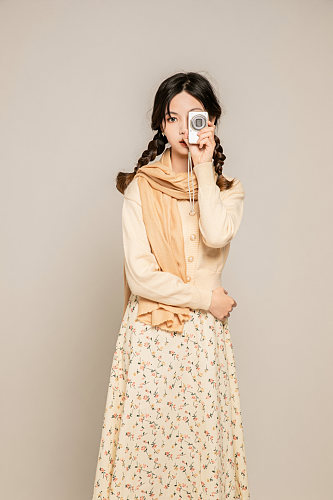 秋季风衣氛围女性旅游人物摄影图片