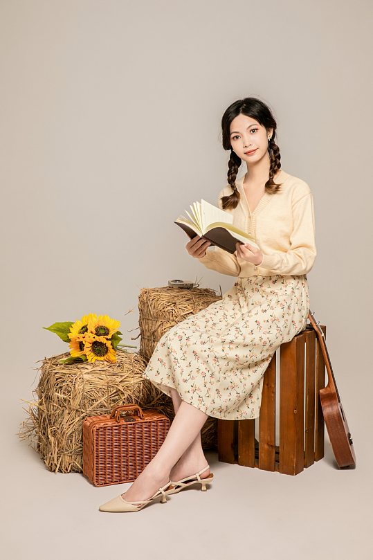 秋季风衣氛围女性看书旅游人物摄影图片