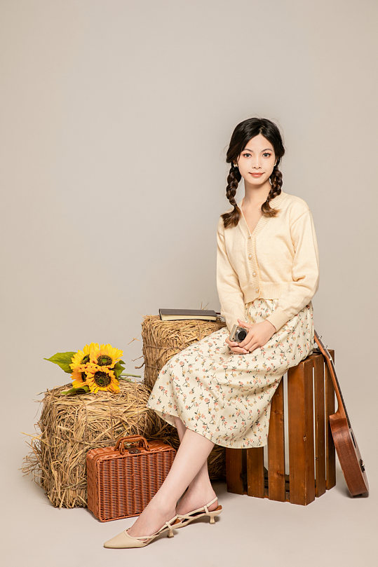 秋季碎花连衣裙氛围女性旅游人物摄影图片-众图网