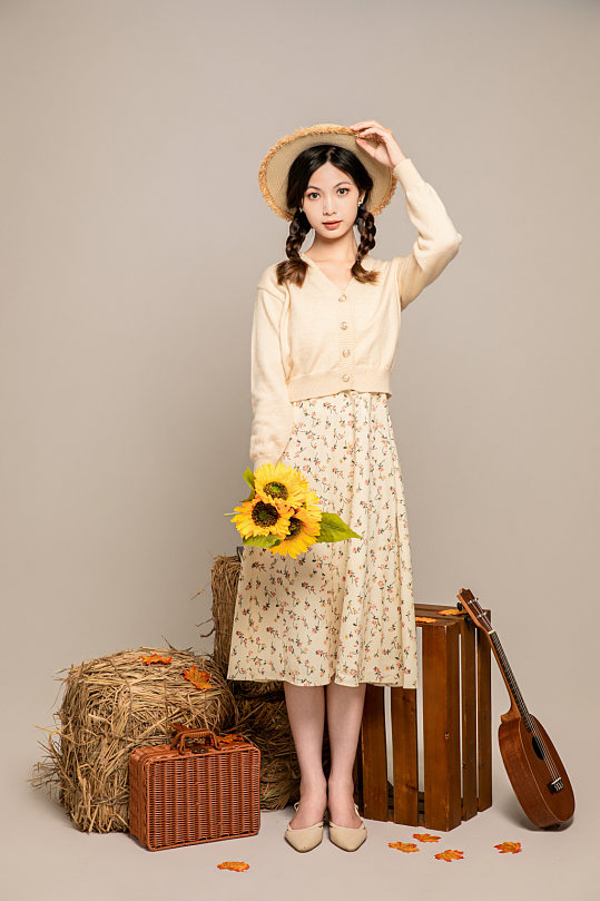 秋季碎花连衣裙氛围女性人物摄影图片-众图网