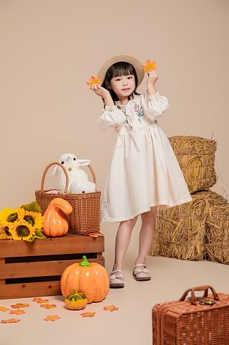 秋季白色碎花连衣裙儿童万圣节人物摄影图片