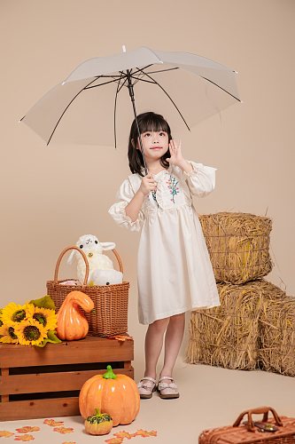 秋季白色碎花连衣裙儿童人物摄影图片