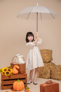 秋季白色碎花连衣裙儿童人物摄影图片