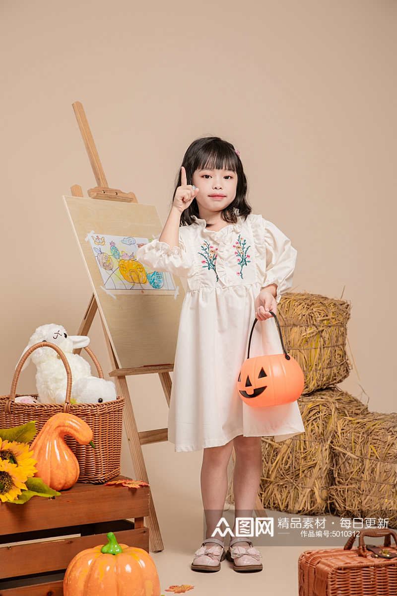 秋季白色碎花连衣裙儿童万圣节人物摄影图片素材