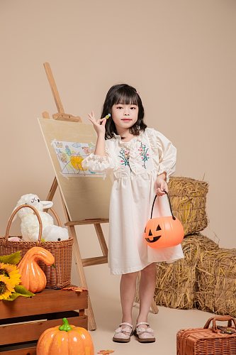 秋季白色碎花连衣裙儿童万圣节人物摄影图片
