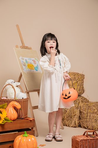 秋季白色碎花连衣裙儿童万圣节人物摄影图片