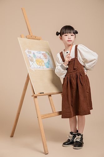 秋季可爱甜美背带裙儿童画画人物摄影图片