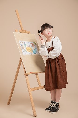 秋季可爱甜美背带裙儿童画画人物摄影图片