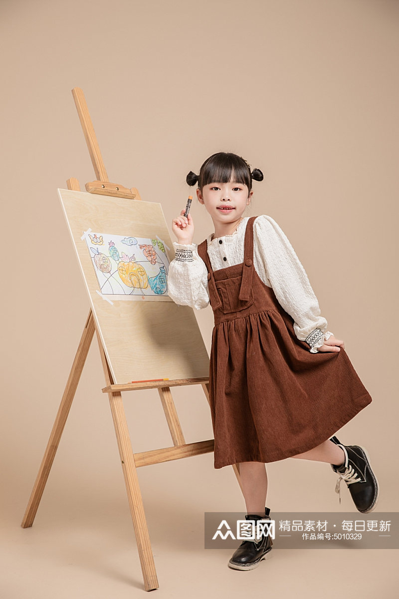 秋季可爱甜美背带裙儿童画画人物摄影图片素材