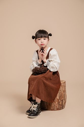 秋季可爱甜美背带裙儿童人物摄影图片