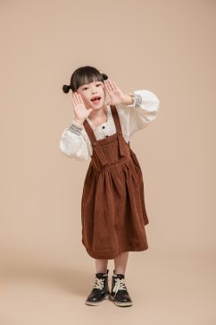 秋季可爱甜美背带裙儿童人物摄影图片