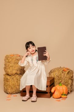 碎花连衣裙秋季秋装氛围儿童人物摄影图片