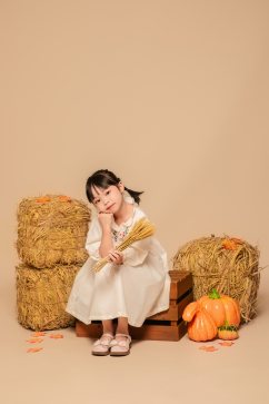 碎花连衣裙秋季秋装氛围儿童人物摄影图片