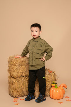 绿色夹克秋季秋装氛围儿童人物摄影图片
