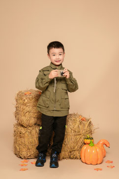 绿色夹克秋季秋装氛围儿童人物摄影图片