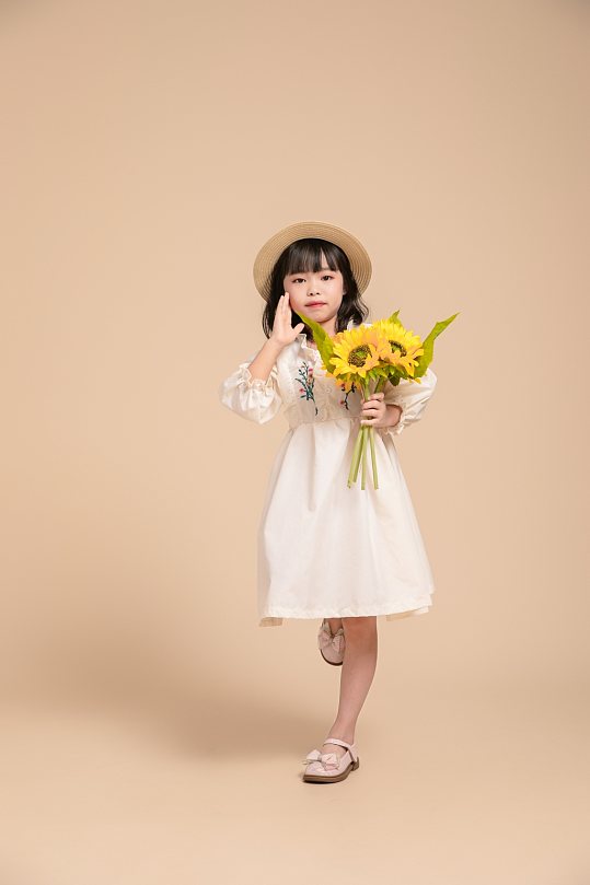 白色碎花连衣裙秋季儿童摄影图片