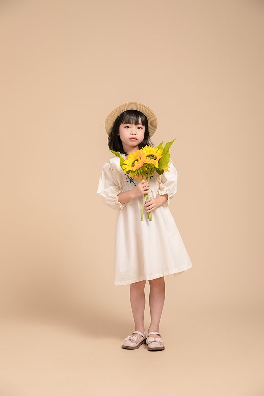 白色碎花连衣裙秋季儿童摄影图片
