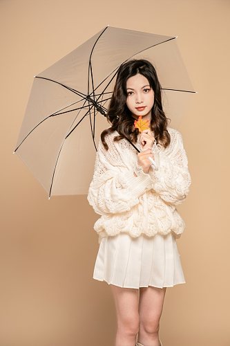 羊毛衫秋季秋装氛围女生人物摄影图
