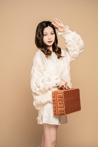 羊毛衫秋季秋装氛围女生人物摄影图