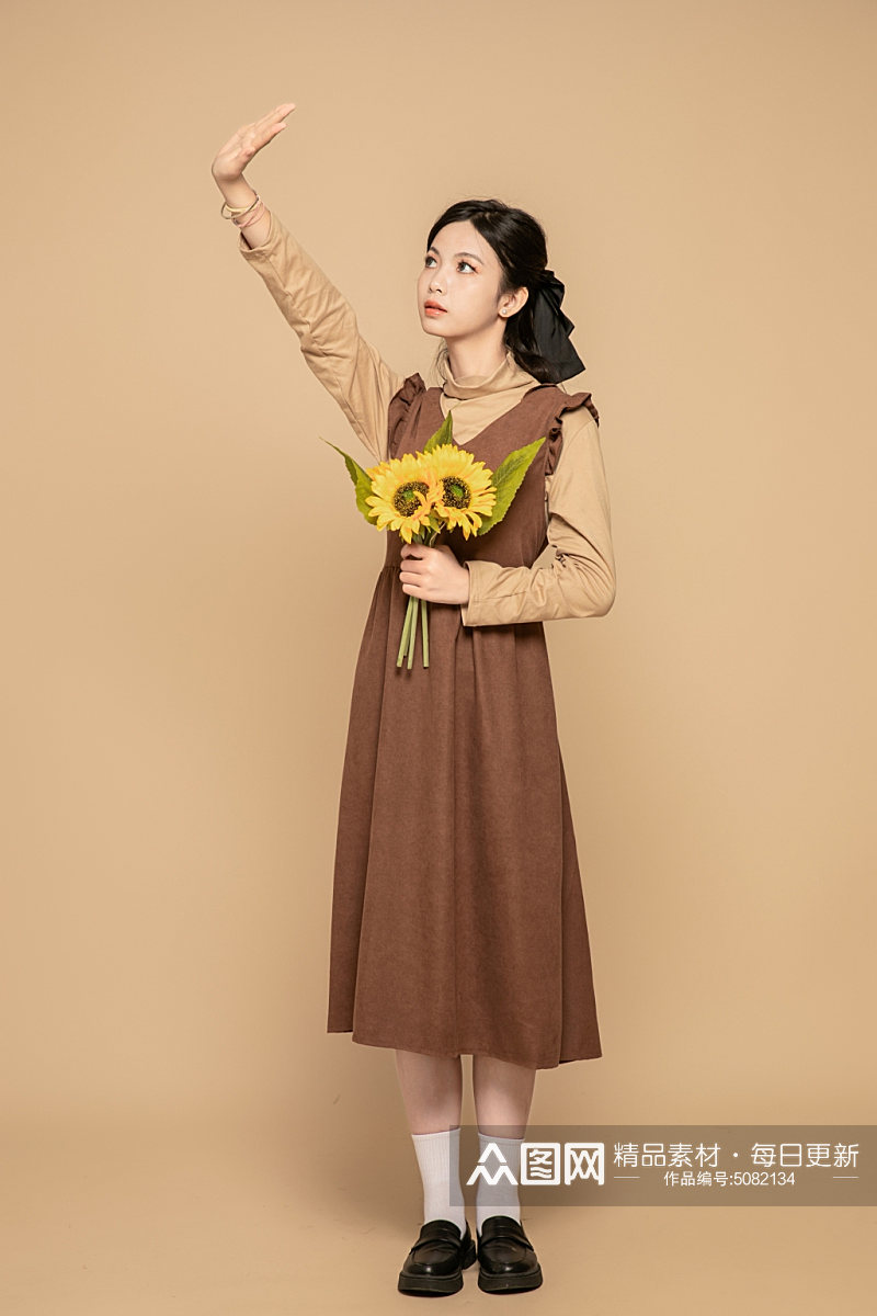 棕色连衣裙秋季秋装氛围女生人物摄影图素材