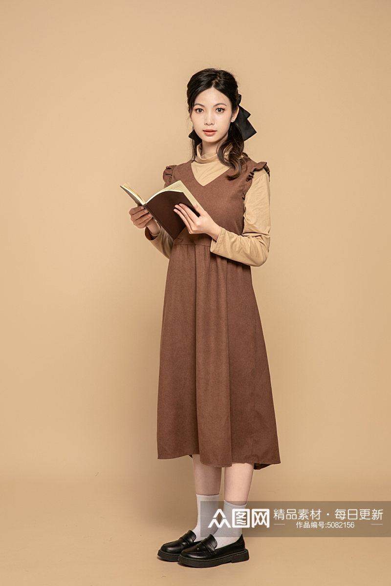棕色连衣裙秋季秋装氛围女生人物摄影图素材