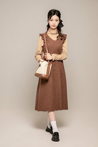 棕色连衣裙秋季秋装氛围女生人物摄影图