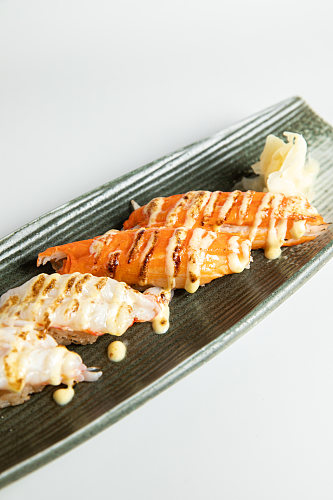 白底炙烤蟹柳日料日本料理美食摄影图片
