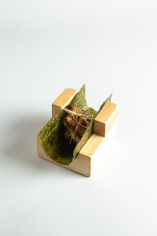 竹筒鹅肝焗卷日本料理美食摄影图片