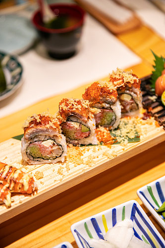 鱼子三文鱼寿司卷日本料理美食摄影图片