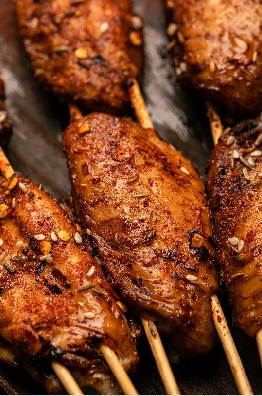 烤麻辣鸡中翅烧烤夜宵美食摄影图片