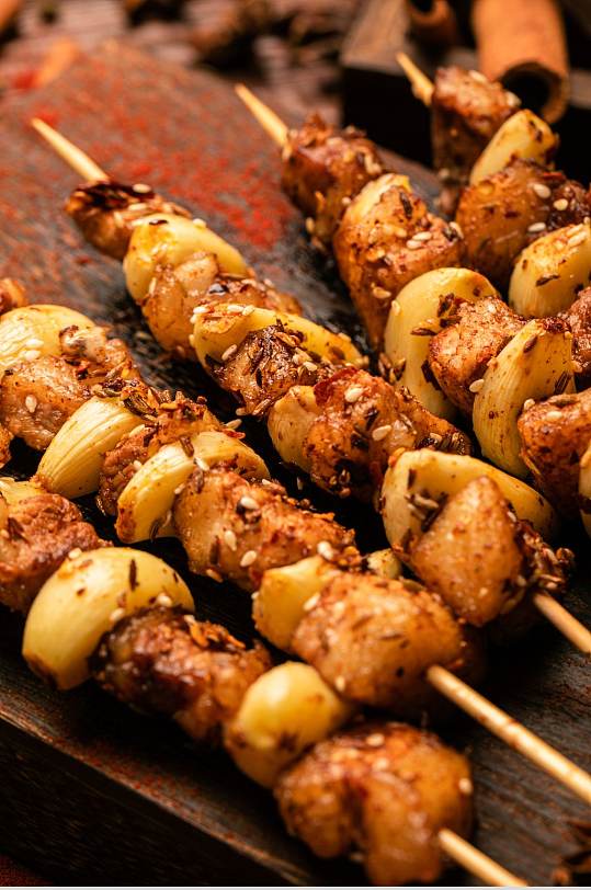 烤蒜香五花肉烧烤夜宵美食摄影图片-众图网