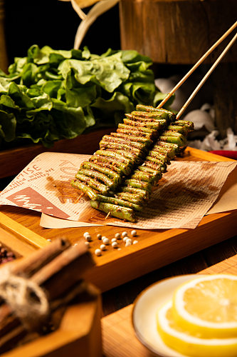 烤豆角烤蔬菜小吃烧烤食物摄影图片