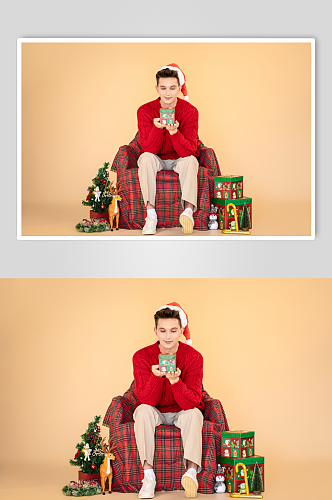 红色毛衣外国男生圣诞节人物摄影图片