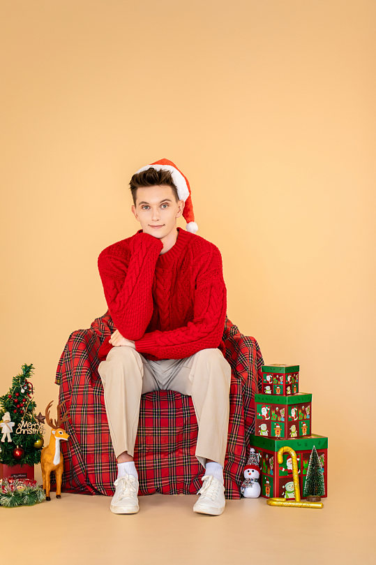 红色毛衣外国男生圣诞节人物摄影图片-众图网