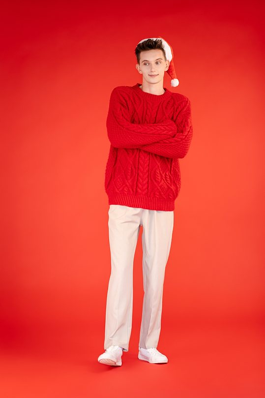 红色毛衣外国男生圣诞节人物摄影图片-众图网