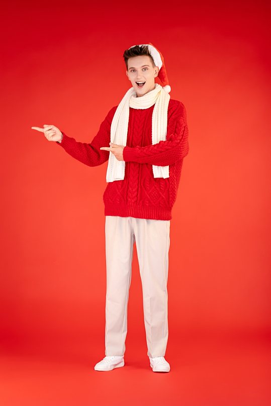 红色毛衣外国男生圣诞节人物摄影图片-众图网
