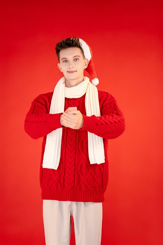 红色毛衣外国男生圣诞节人物摄影图片-众图网