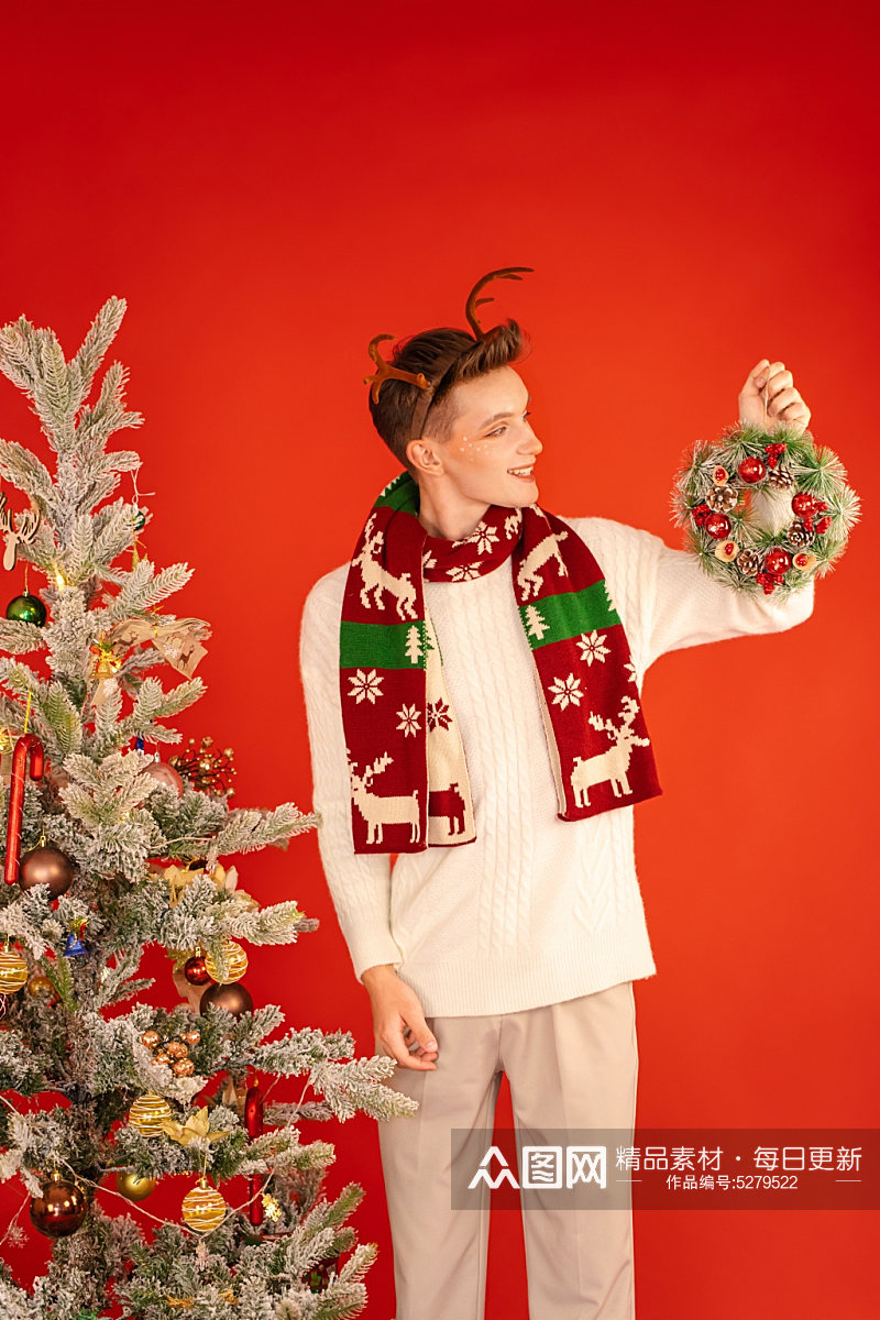 白色毛衣外国男生圣诞节人物摄影图片素材