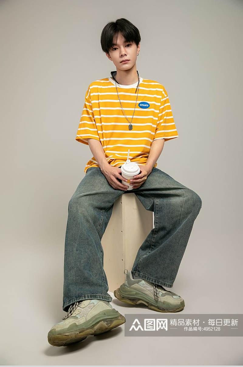 时尚黄色条纹短袖T恤男生坐姿人物摄影图片素材