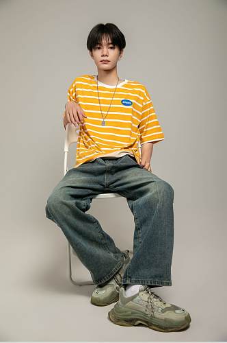 时尚黄色条纹短袖T恤男生坐姿人物摄影图片