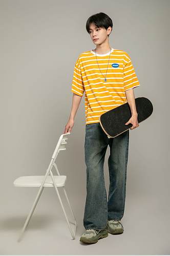 时尚夏季黄色条纹短袖T恤男生人物摄影图片