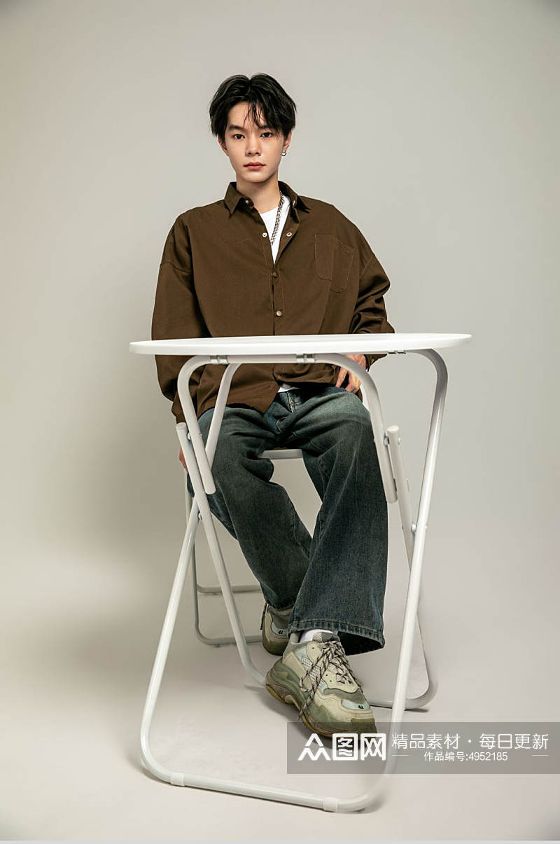 桌椅时尚棕色夏季衬衫男生人物摄影图片素材