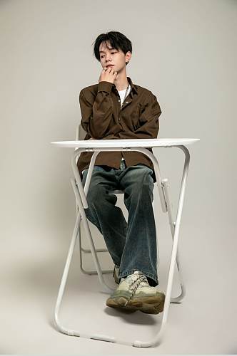 桌椅时尚棕色夏季衬衫男生人物摄影图片