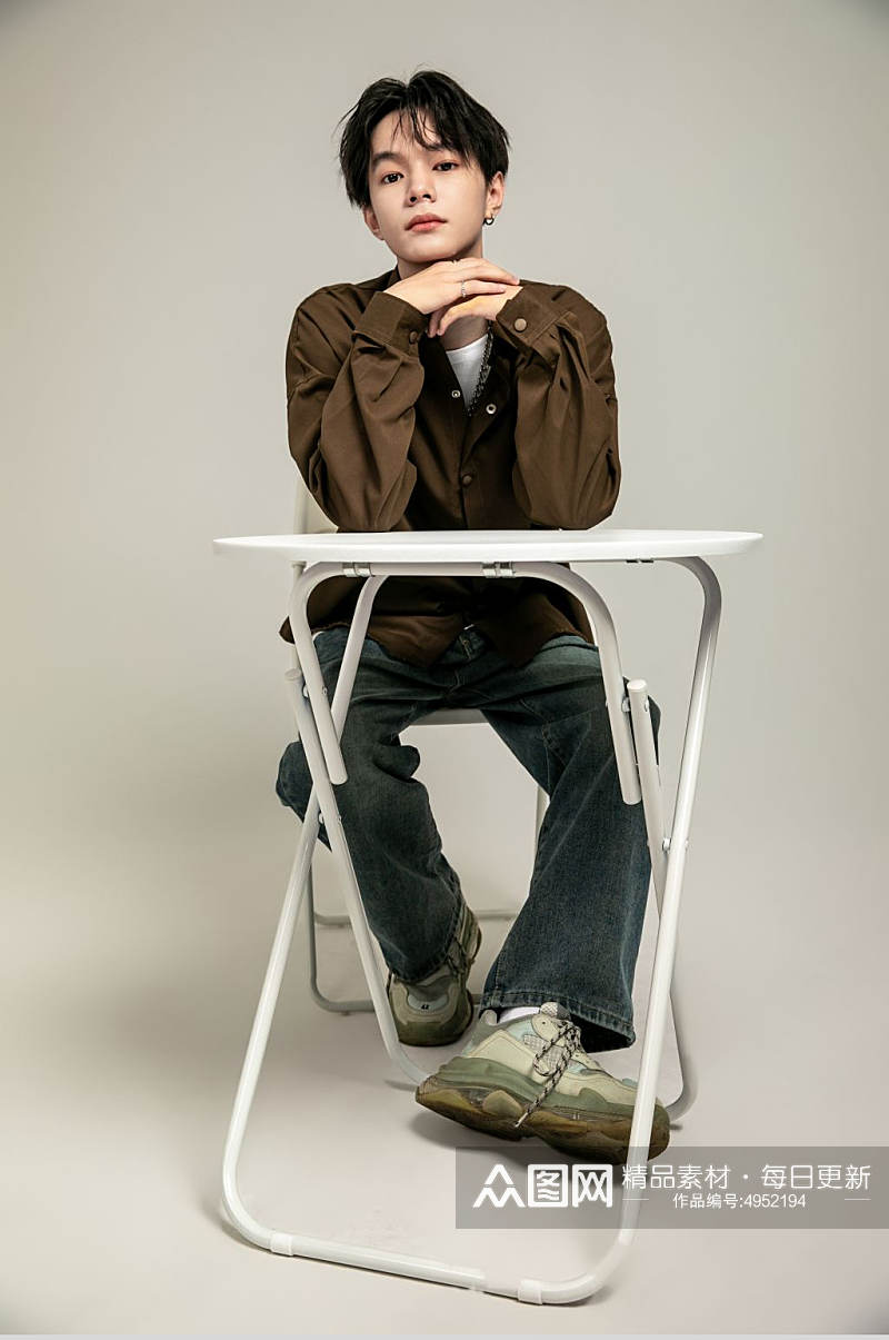 桌椅时尚棕色夏季衬衫男生人物摄影图片素材