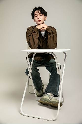 桌椅时尚棕色夏季衬衫男生人物摄影图片