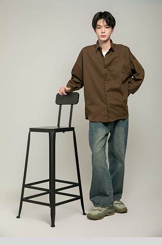 高脚椅时尚棕色夏季衬衫男生人物摄影图片