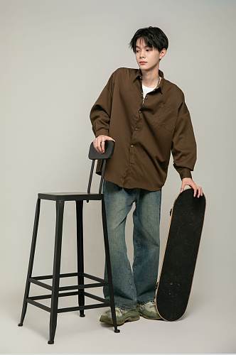 高脚椅时尚棕色夏季衬衫男生人物摄影图片